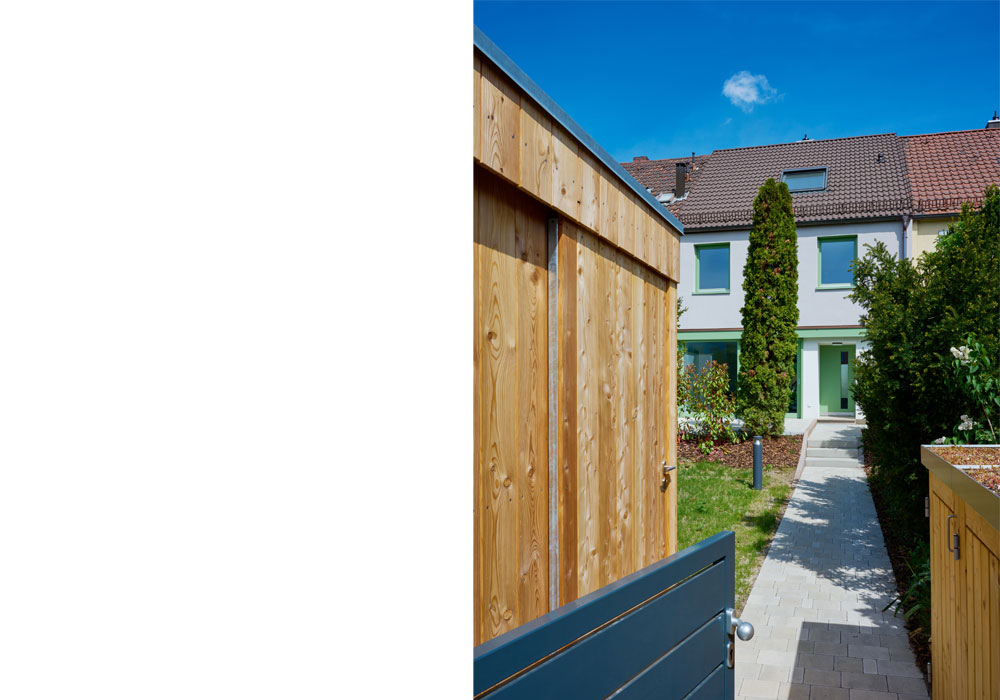 Foto eines Einfamilienhauses, Eingangsbereich und Garten