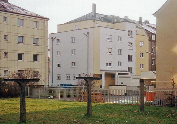 Fotos eines Mehrfamilienhauses in einer Stadt 