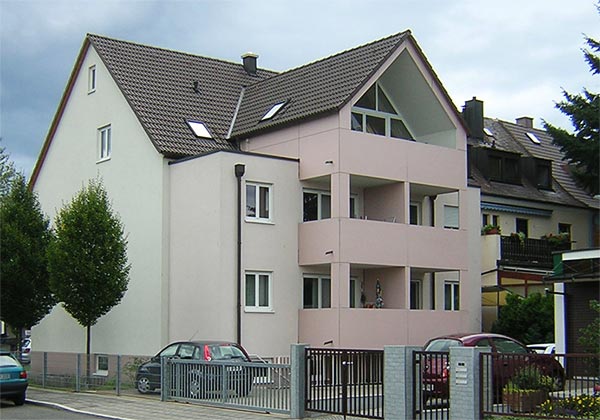 Fotos eines Mehrfamilienhauses in einer Stadt 