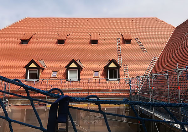 Foto des Daches eines großen Gebäudes 