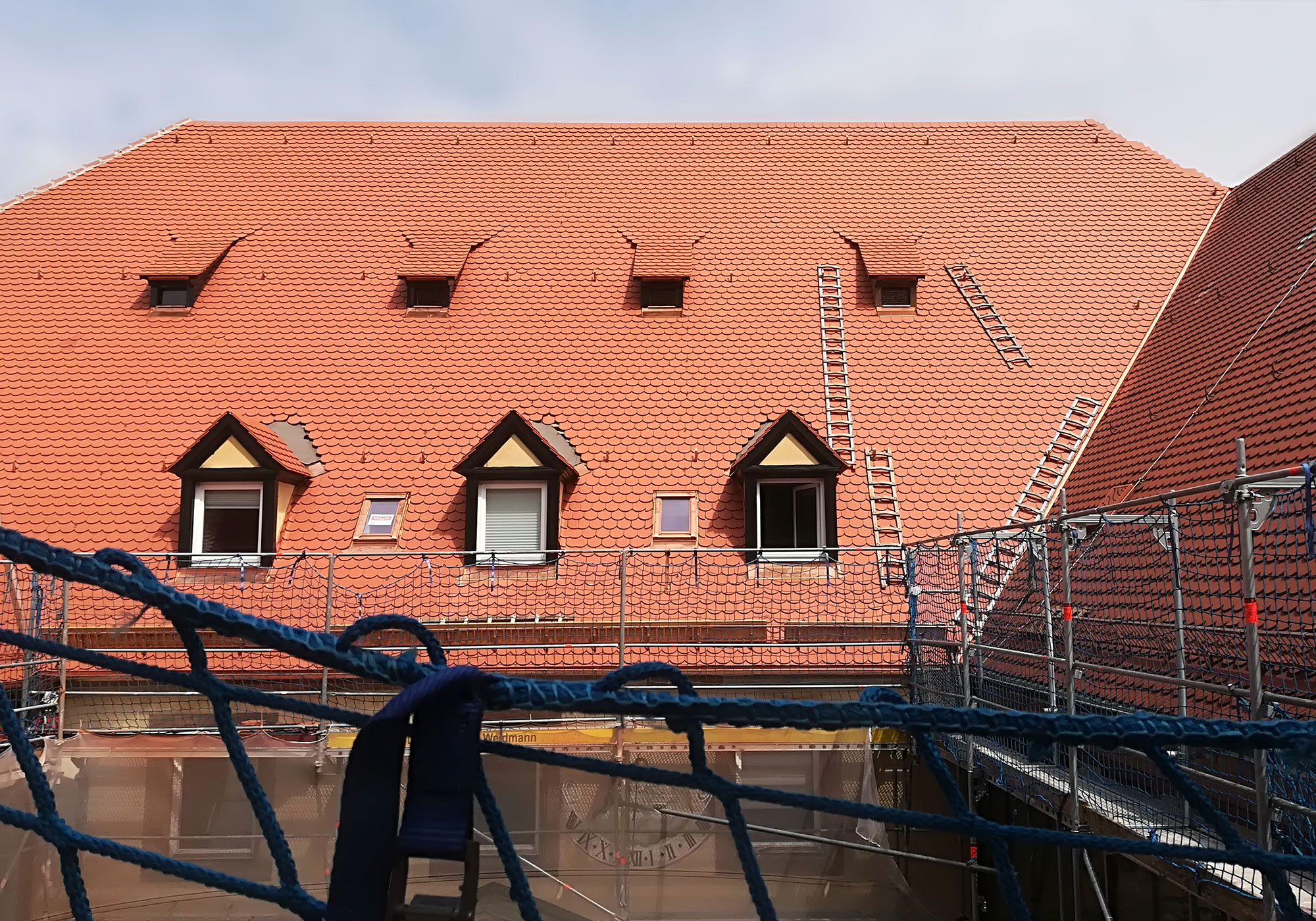 Foto des Daches eines großen Gebäudes