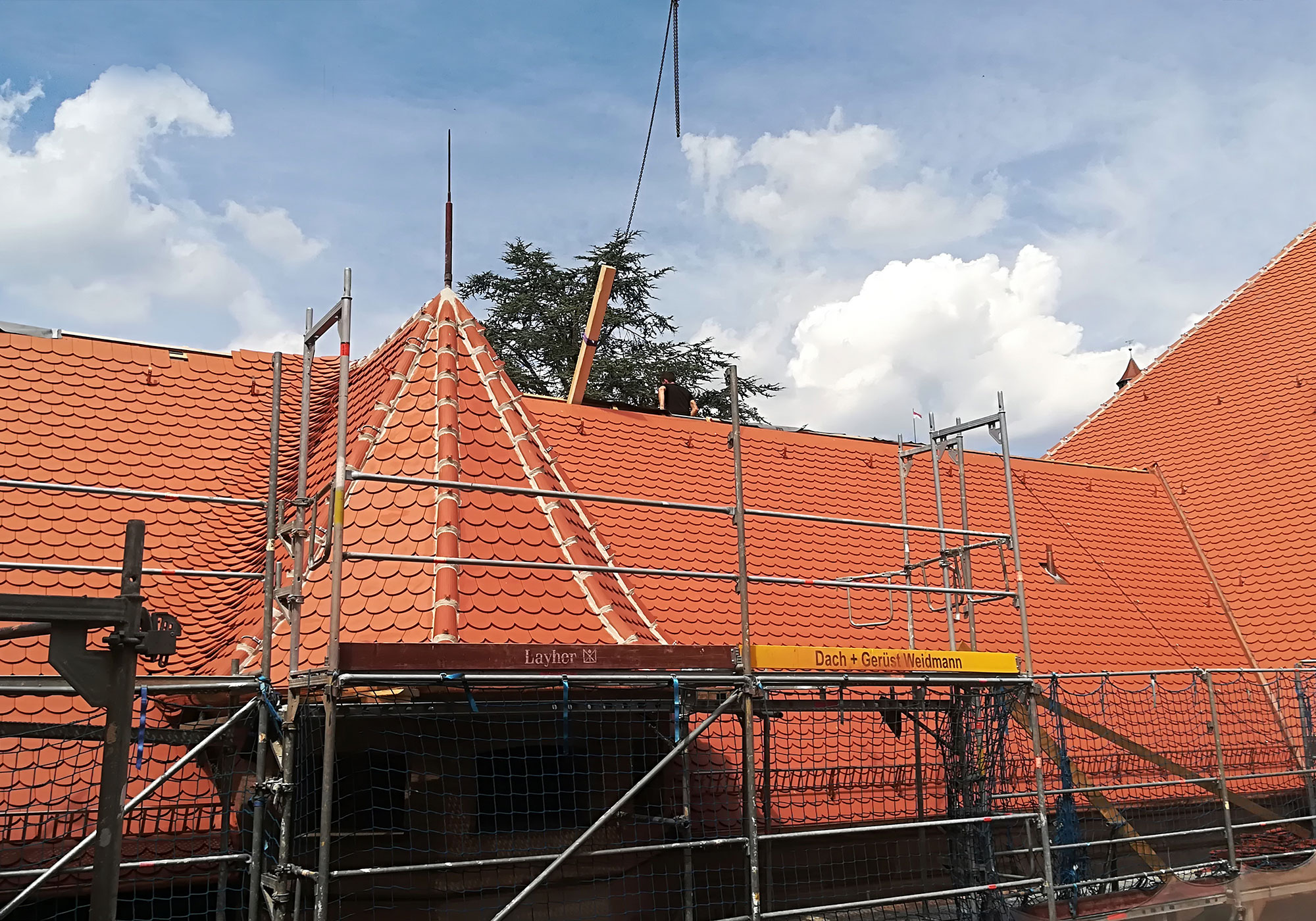 Foto des Daches eines großen Gebäudes