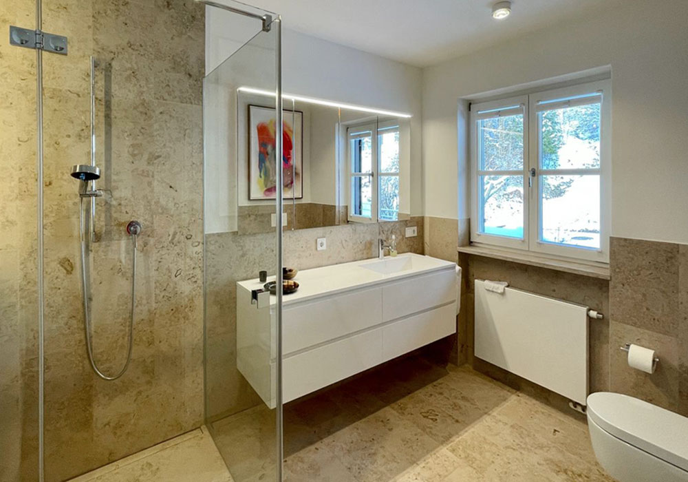 Foto eines Badezimmers in einem Einfamilienhaus 