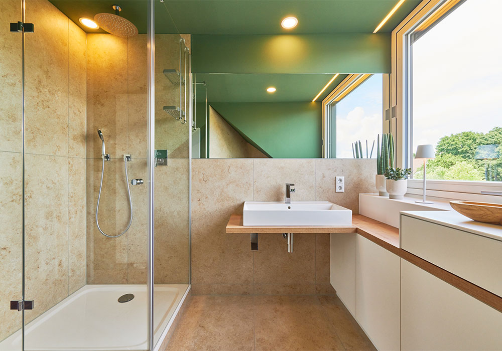 Foto eines freundlischen, modernen Badezimmers mit großem Fenster. 