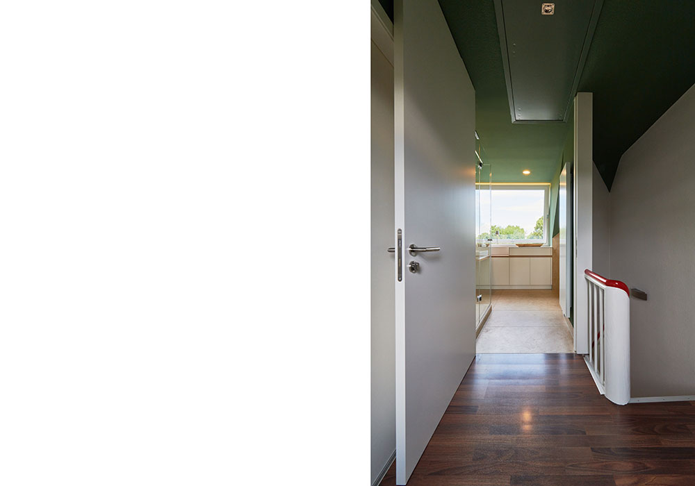 Foto eines Flures in einer Wohnung, der perspektivisch auf ein Fenster zuläuft.