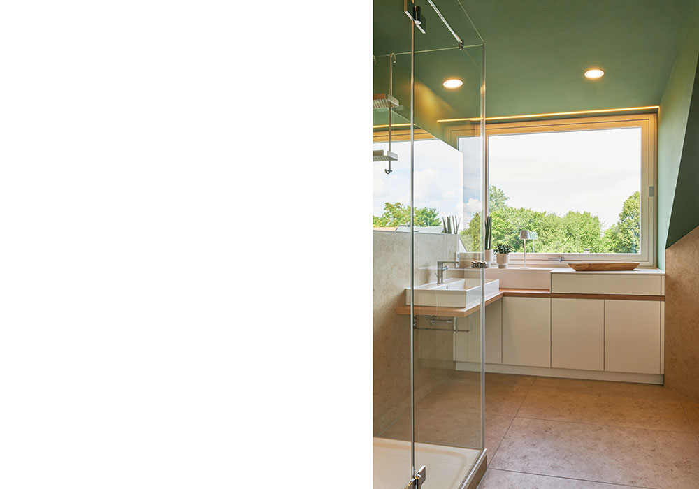 Foto eines modernen Basdezimmers mit großem Fenster, Waschtisch und Duschkabine.